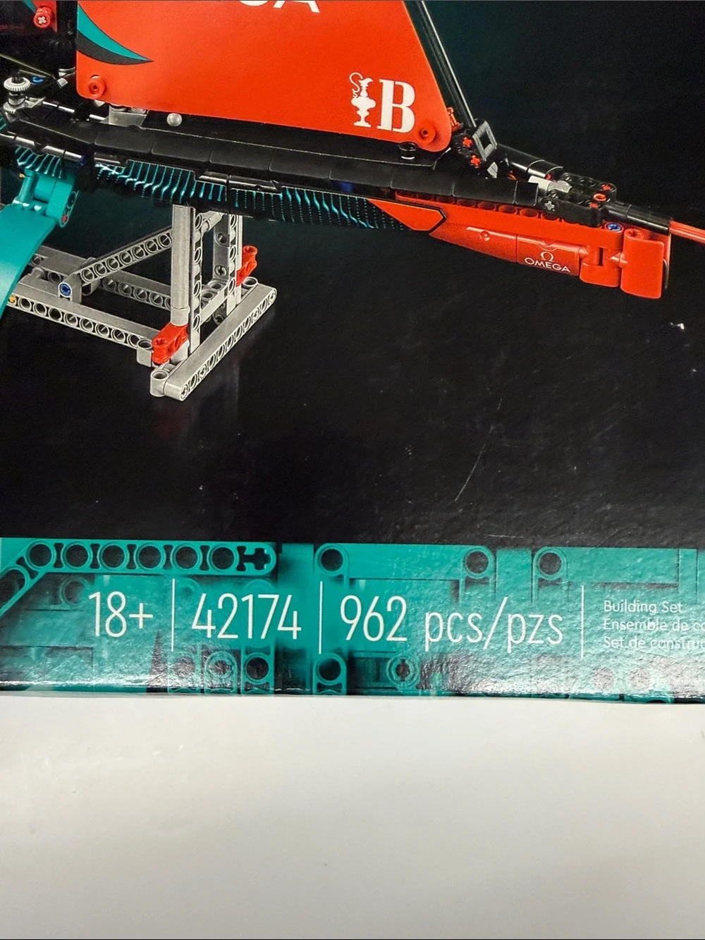 NEW LEGO Technic Emirates Team New Zealand Racing Yacht - AC75